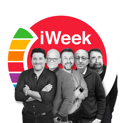 L'équipe d'iWeek avec le logo du podcast